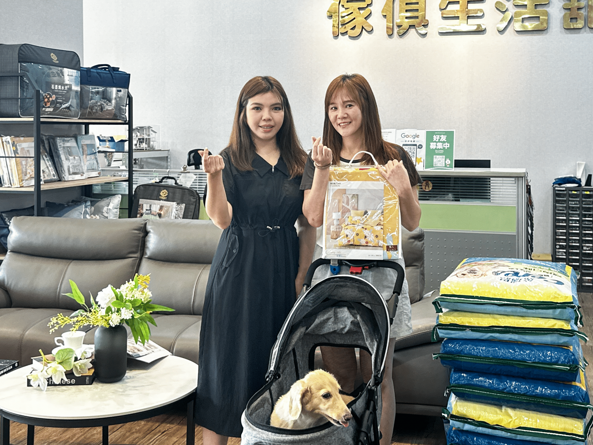 (老闆和打卡客人合照 圖/美麗家傢俱生活館提供) (老闆和打卡客人合照 圖/美麗家傢俱生活館提供)