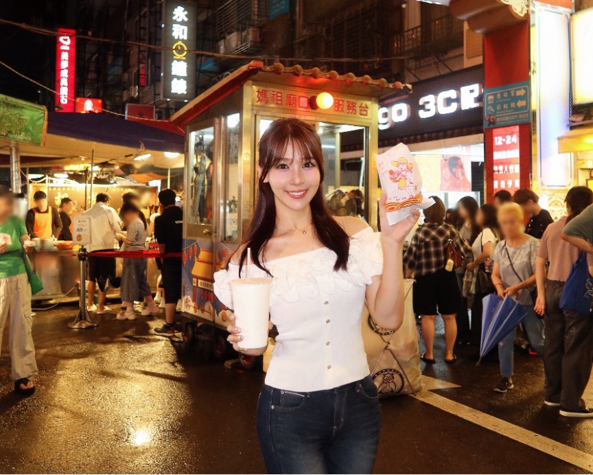 日本網紅愛子體驗饒河夜市分享推廣「臺北夜市打牙祭」特色美食。圖/臺北市市場處提供