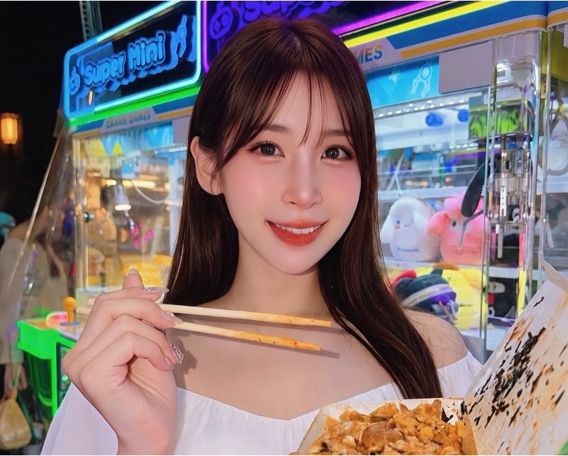 日本網紅愛子體驗饒河夜市分享推廣「臺北夜市打牙祭」特色美食。圖/臺北市市場處提供