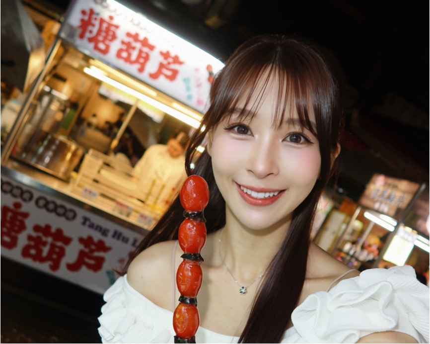 日本網紅愛子體驗饒河夜市分享推廣「臺北夜市打牙祭」特色美食。圖/臺北市市場處提供