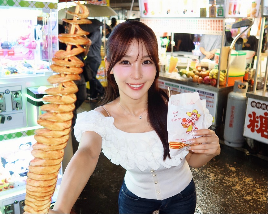 日本網紅愛子體驗饒河夜市分享推廣「臺北夜市打牙祭」特色美食。圖/臺北市市場處提供