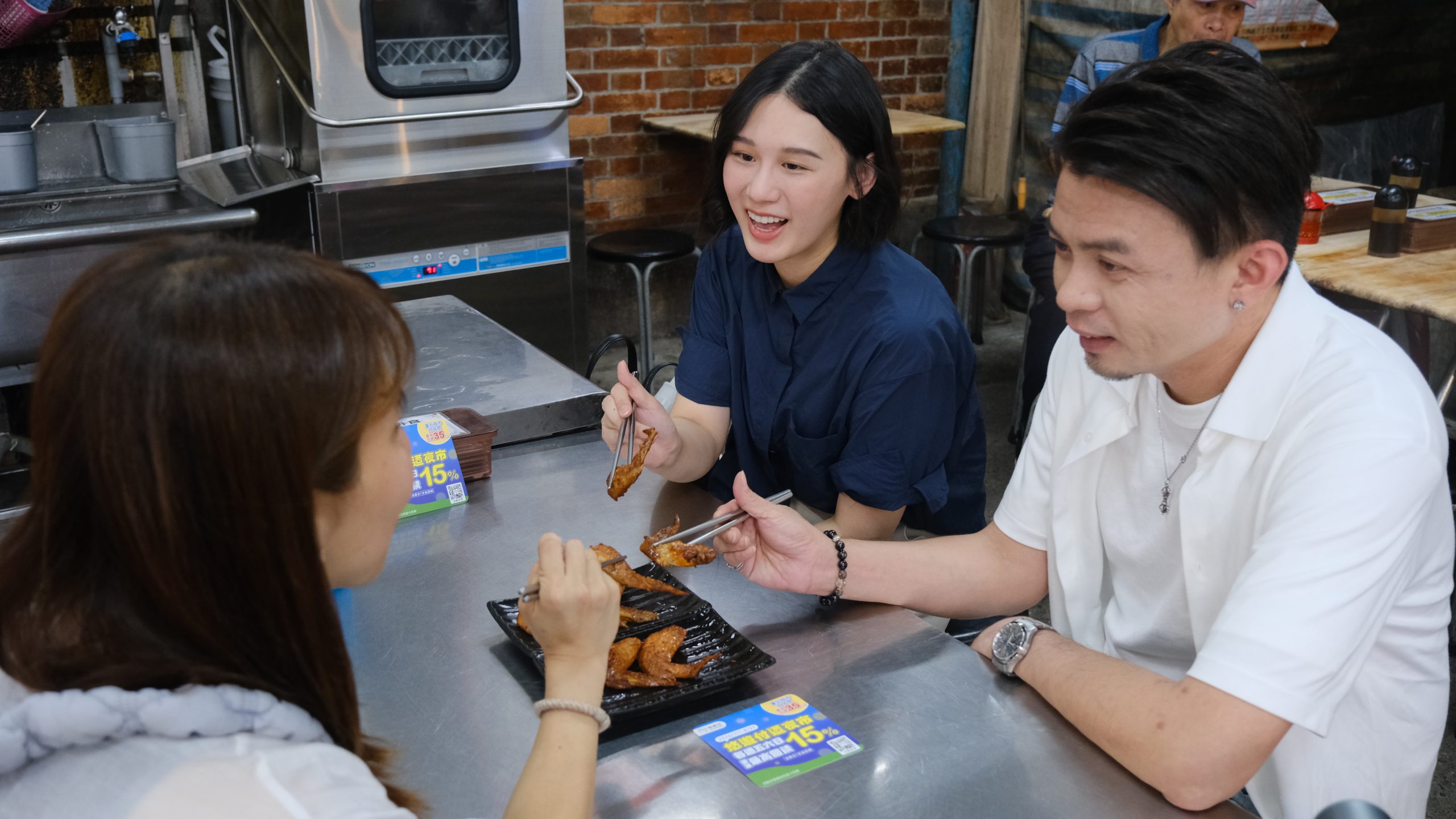悠遊卡公司經理李政豪與同事利用下班後的時間，走訪南機場夜市。圖/臺北市市場處提供