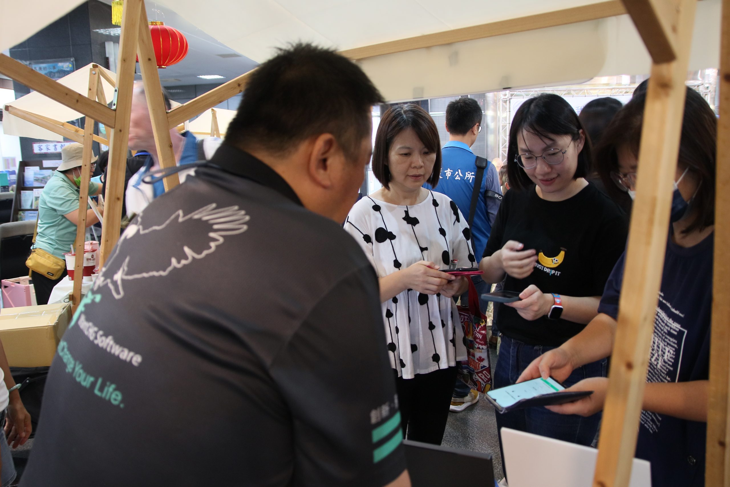 民眾現場實際使用點點投購物(圖片來源/記者陳文宗攝)