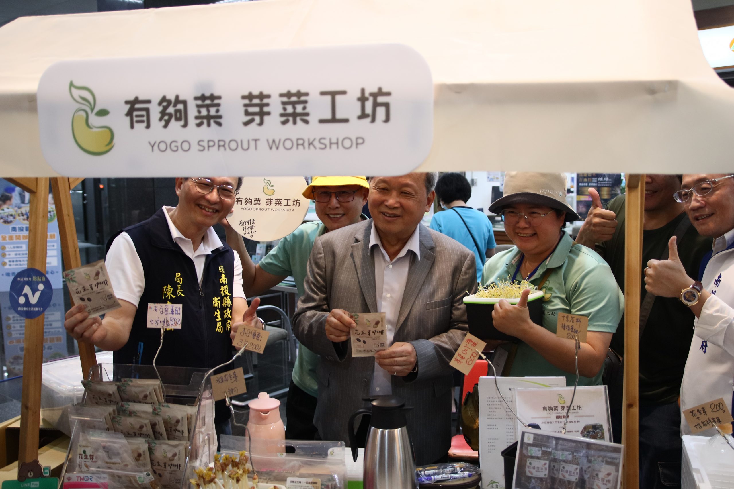 南投縣副縣長王瑞德與參與店家合影，共同推廣點點投計畫。(圖片來源/記者陳文宗攝)
