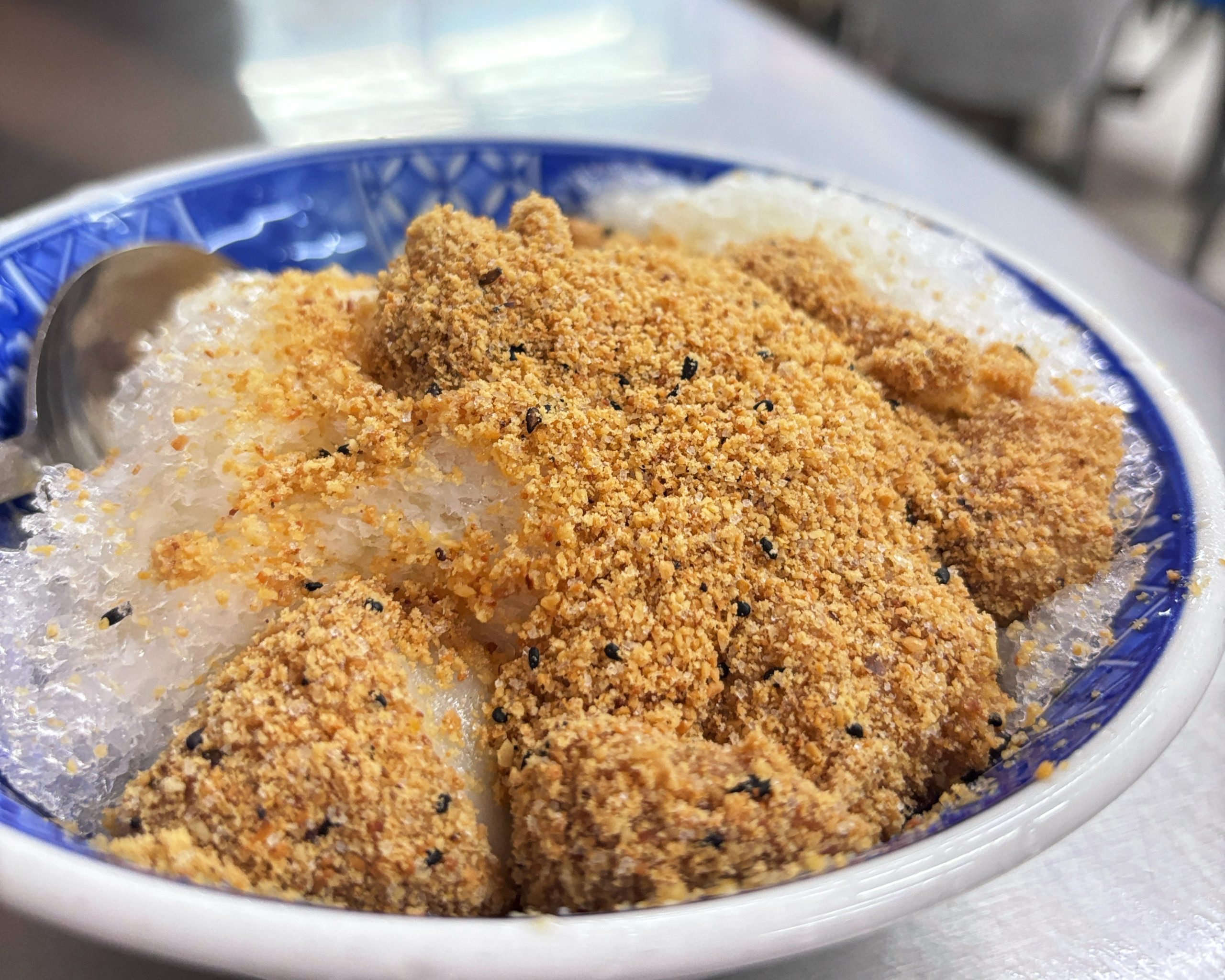 臺北市市場處特別邀請駐唱歌手「豆斗」擔任美食領路達人,帶領民眾深入充滿生活氣息的延三夜市。圖/臺北市市場處提供