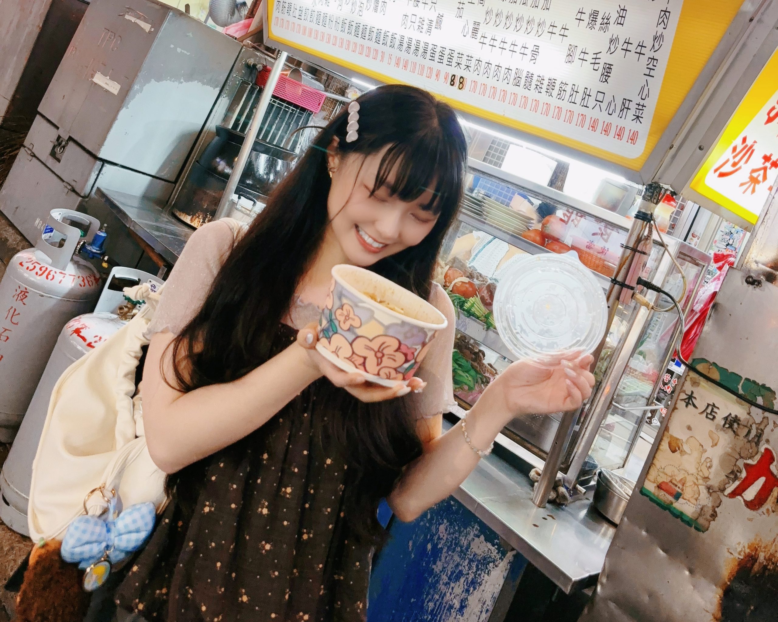 臺北市市場處特別邀請駐唱歌手「豆斗」擔任美食領路達人,帶領民眾深入充滿生活氣息的延三夜市。圖/臺北市市場處提供