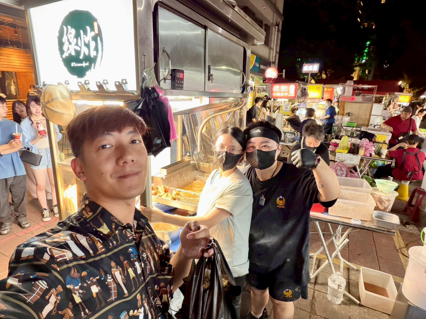 知名網紅騏樂到「線炸祕汁雞排」品嘗美食。圖：臺北市市場處攤販科提供