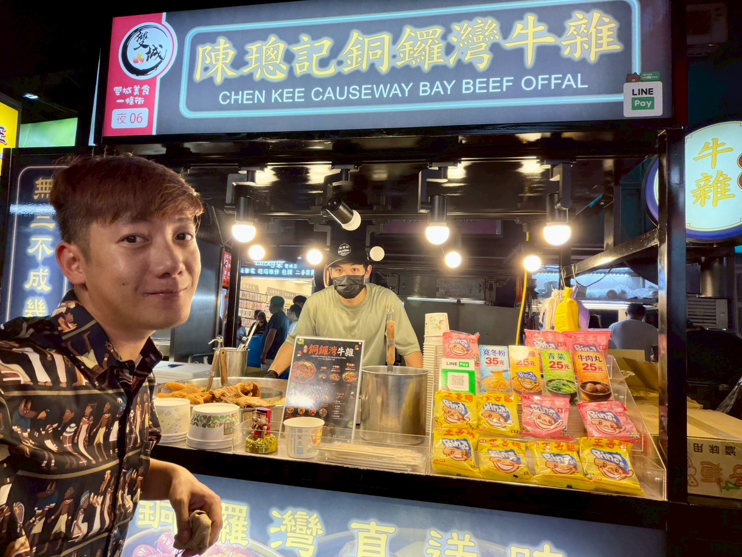 知名網紅騏樂到「陳璁記銅鑼灣牛雜」品嘗美食。圖：臺北市市場處攤販科提供