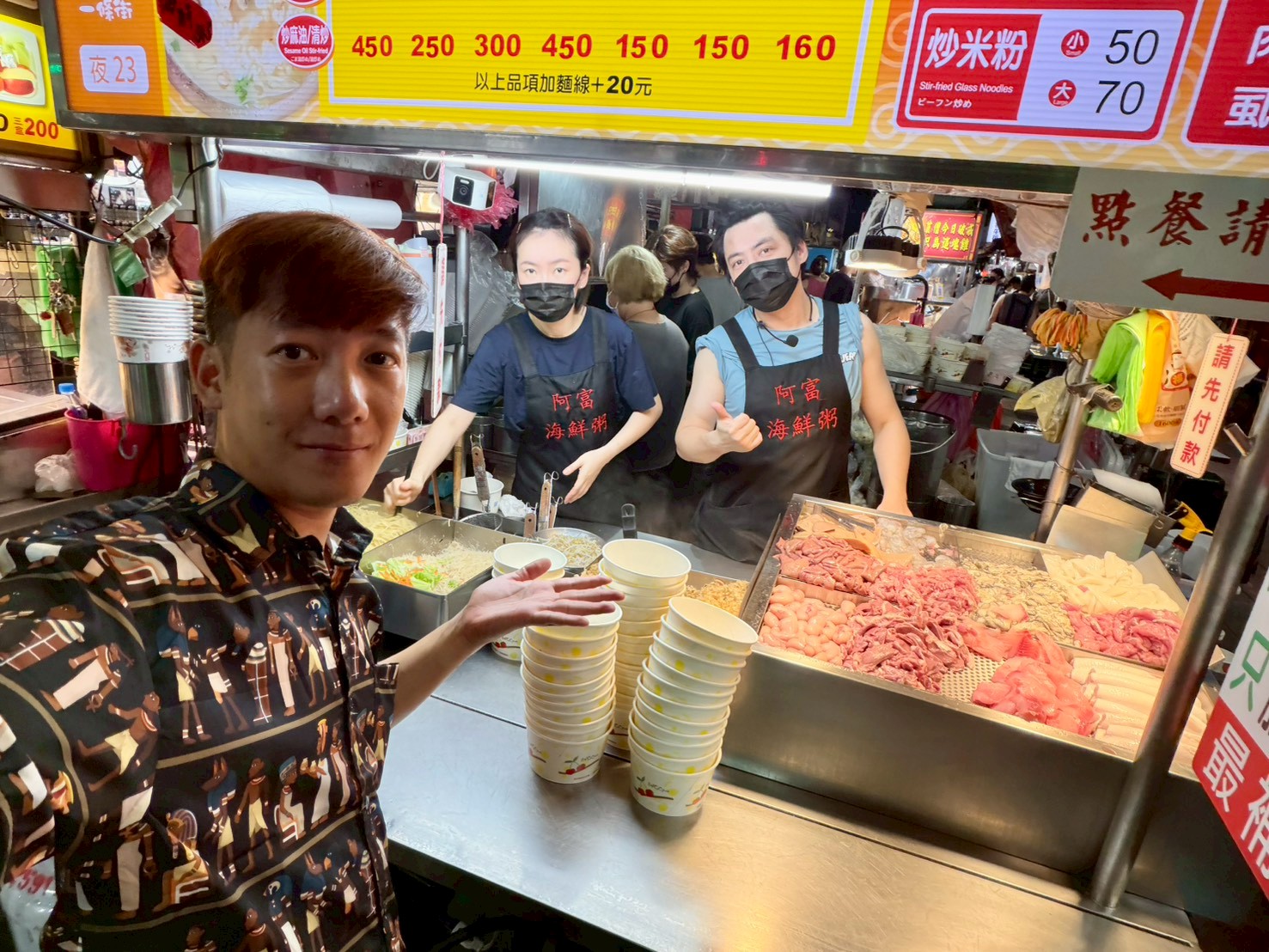 知名網紅騏樂到「阿富海鮮粥」品嘗美食。圖：臺北市市場處攤販科提供