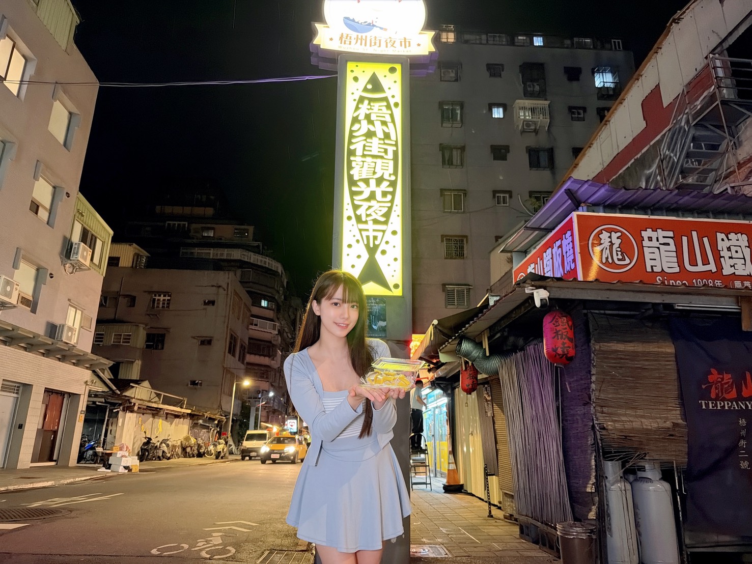 時尚界寵兒KOL帆帆走入梧州街夜市觀光夜市尋找美食。圖:臺北市市場處
