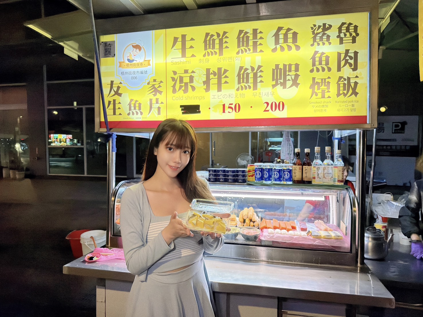 時尚界寵兒KOL帆帆走入梧州街夜市觀光夜市尋找美食。圖:臺北市市場處