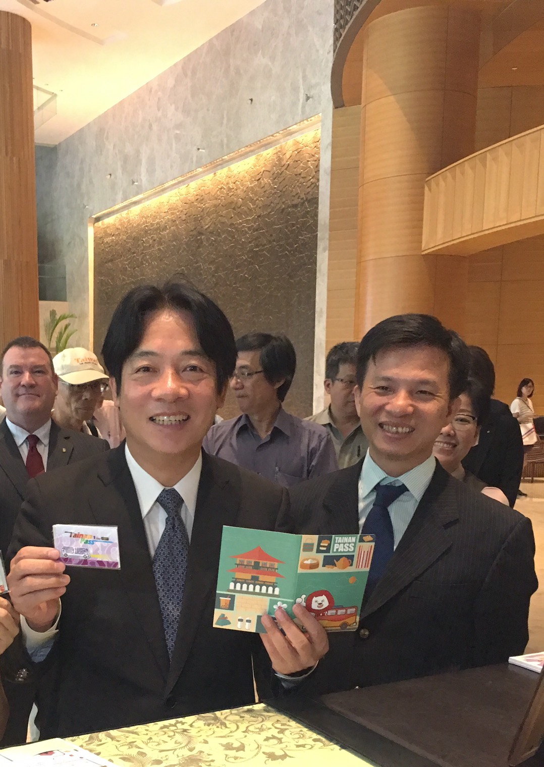 【活動照】台南市賴清德市長(左一)持Tainan Pass電子票證旅與雄獅旅行社王岳聰副總經理(右一)合影。