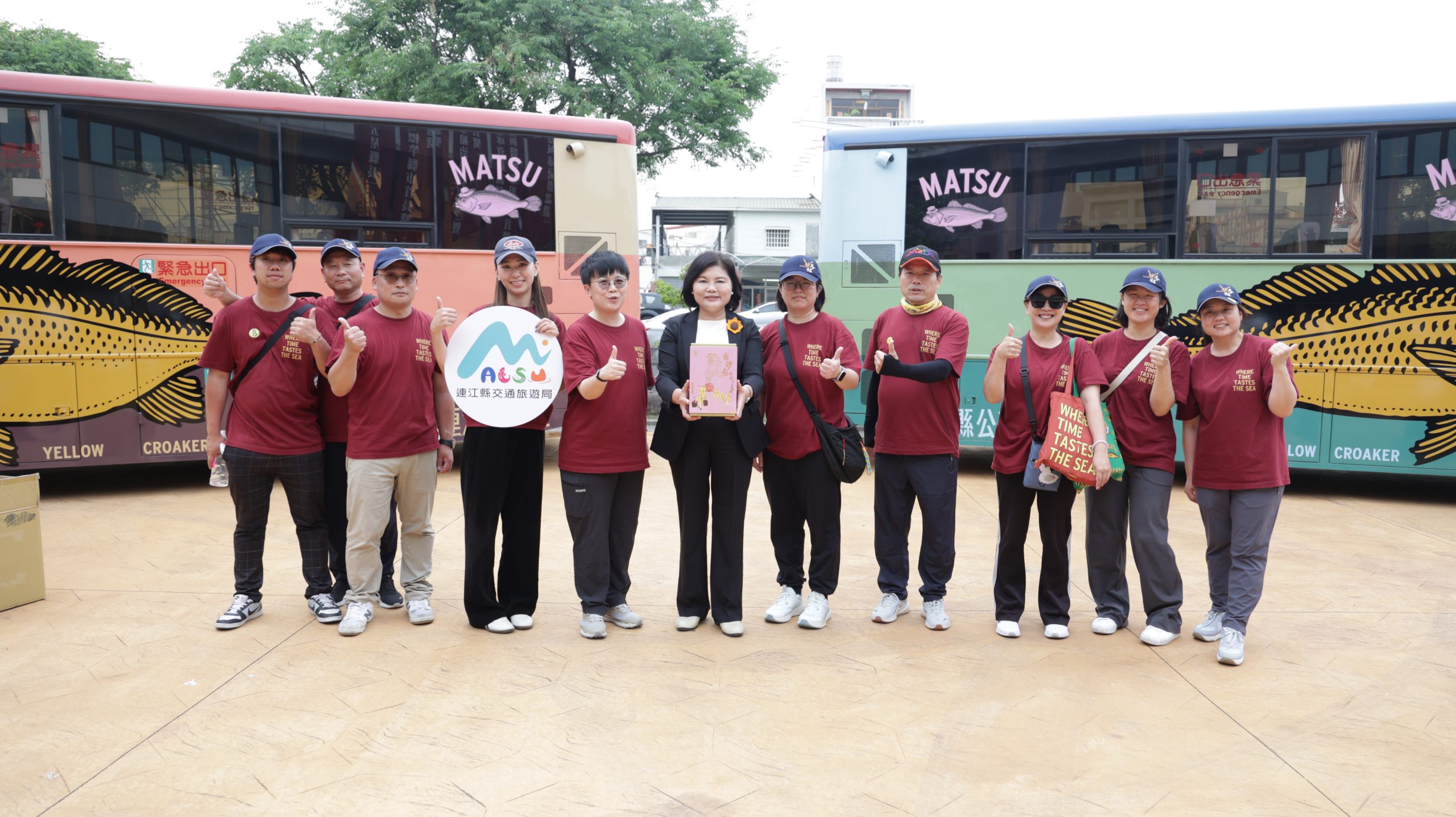 代表連江縣長王忠銘致贈白沙屯媽祖紀念酒 。圖連江縣政府提供