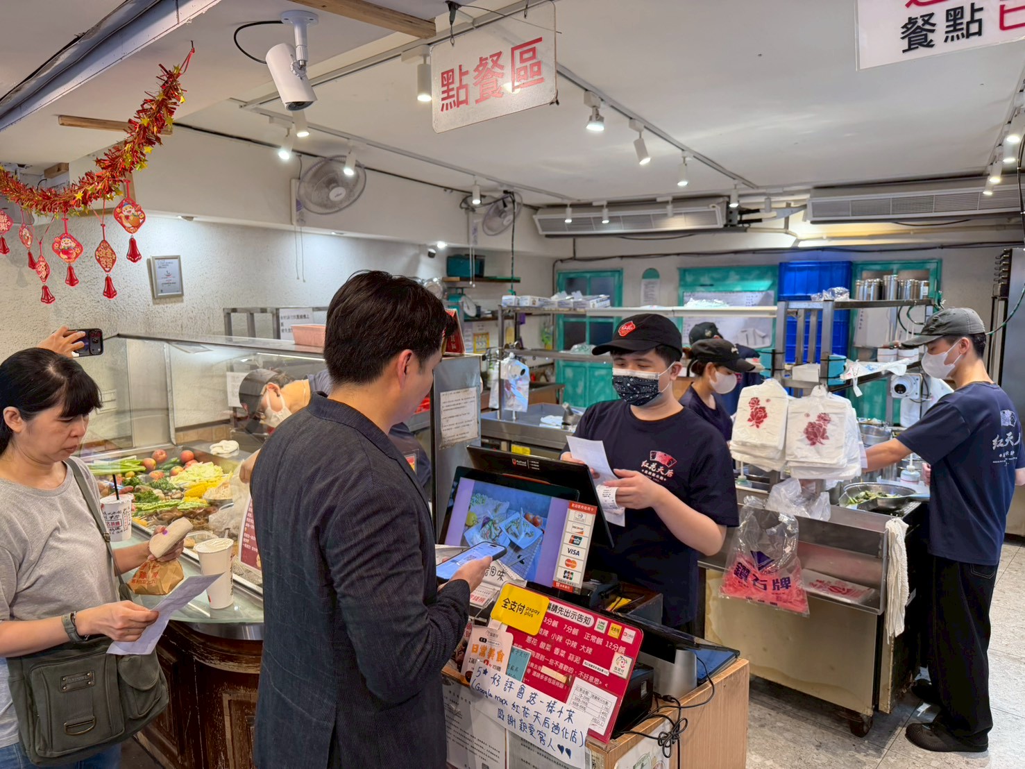 全支付總經理至臨江街夜市體驗美食小吃。圖/臺北市市場處提供