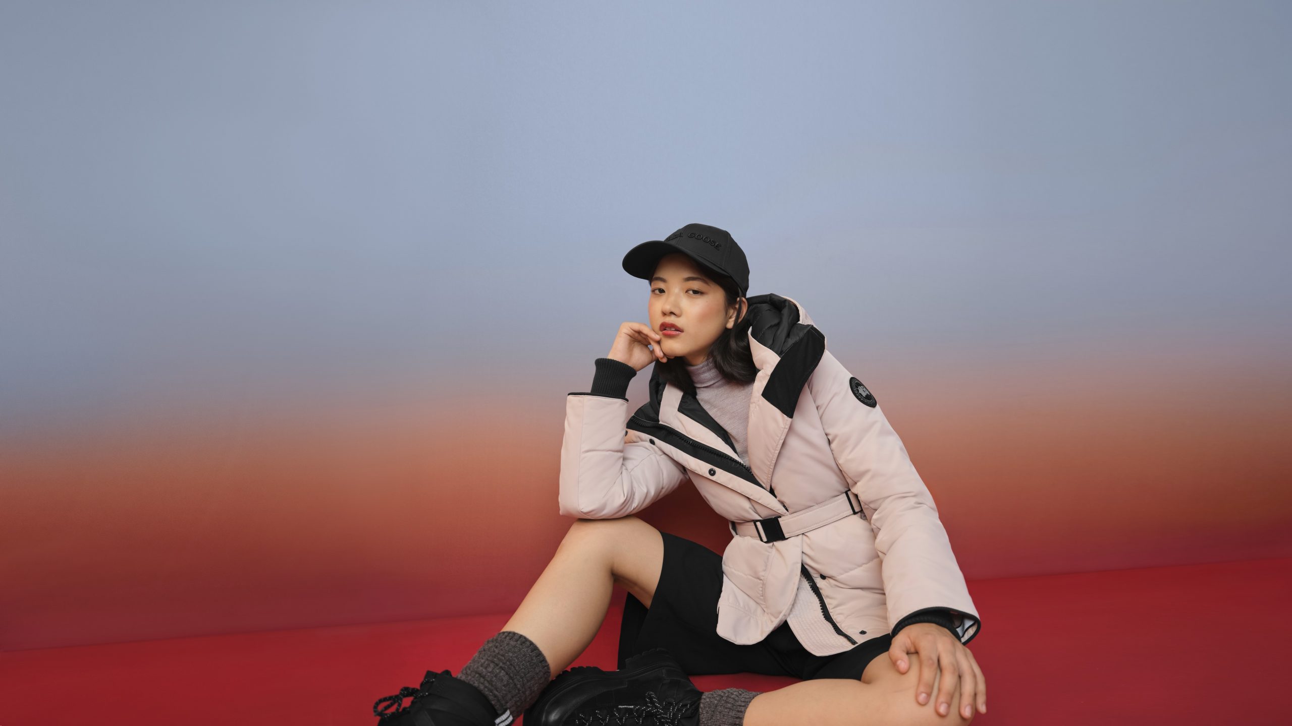 圖:【Canada Goose】McKenna 緞面羽絨外套加入可拆卸兜帽及內部背帶等經典設計，遇上春節寒流時也能展現獨特的自我風格。