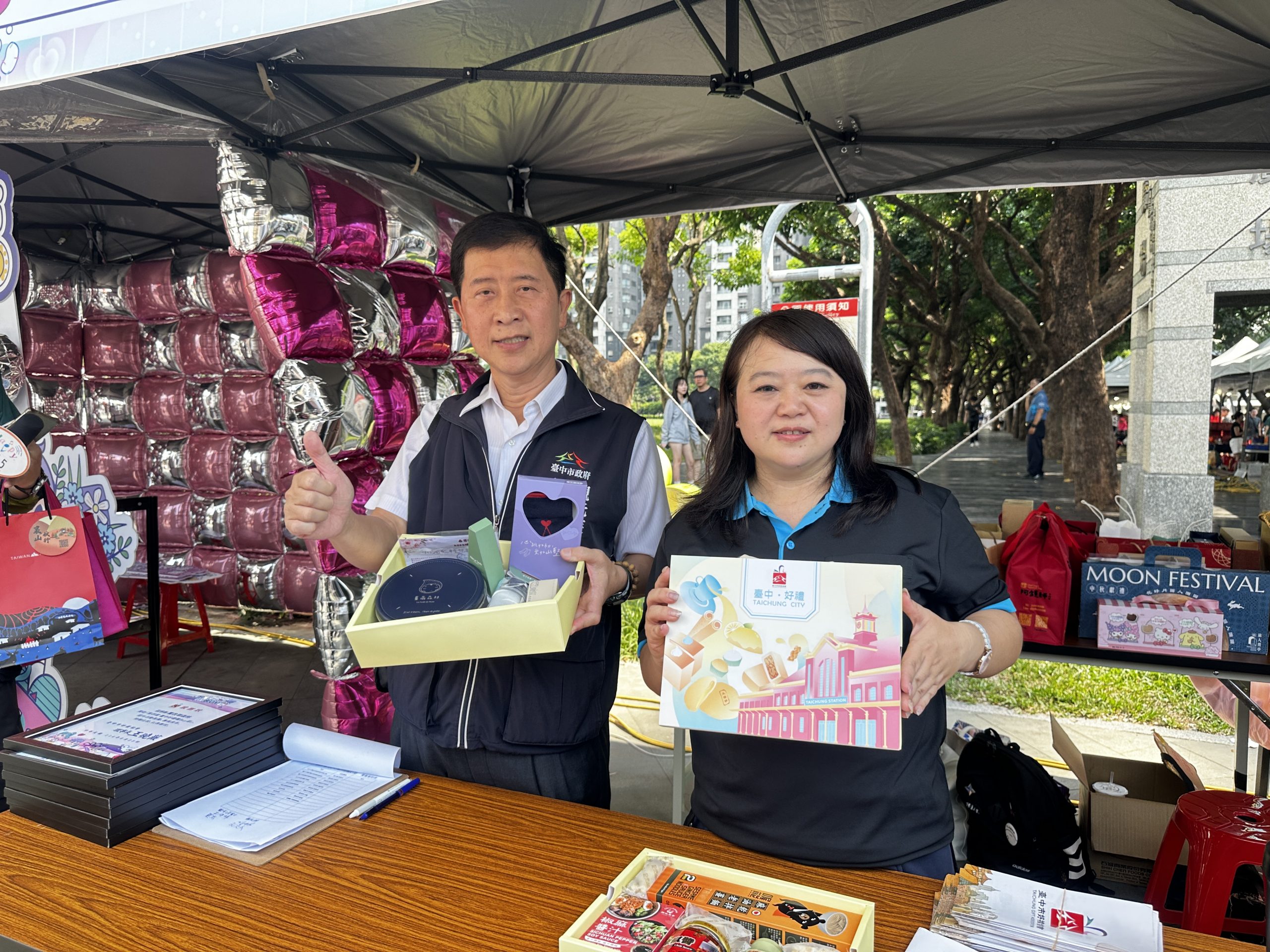 台中觀光旅遊局科長與好禮協會理事長展示協會客製化主題禮盒(圖片來源/記者陳文宗攝 )