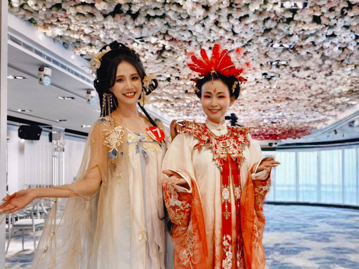 (台灣選手黃韻霏表現出色，榮獲全場最高分，獲選為《柒色鹿》品牌代言人，將參與國際影像與文化推廣計畫；其餘花神亦將啟程上海，展開文化交流與國際演出。圖由未來新媒體提供)