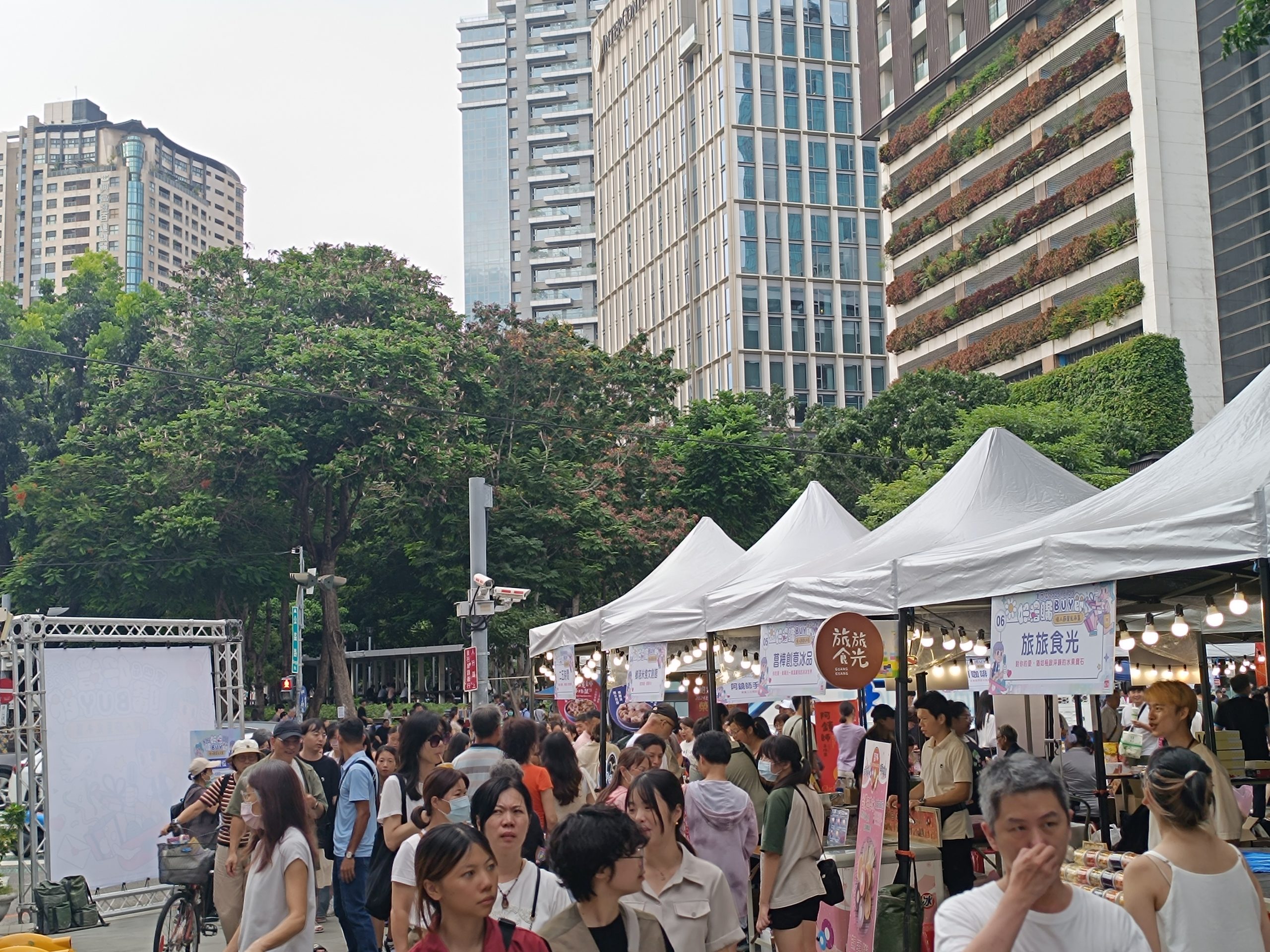 多重好康成功帶動現場買氣，攤位前人潮絡繹不絕。(圖片來源/記者陳文宗攝 )