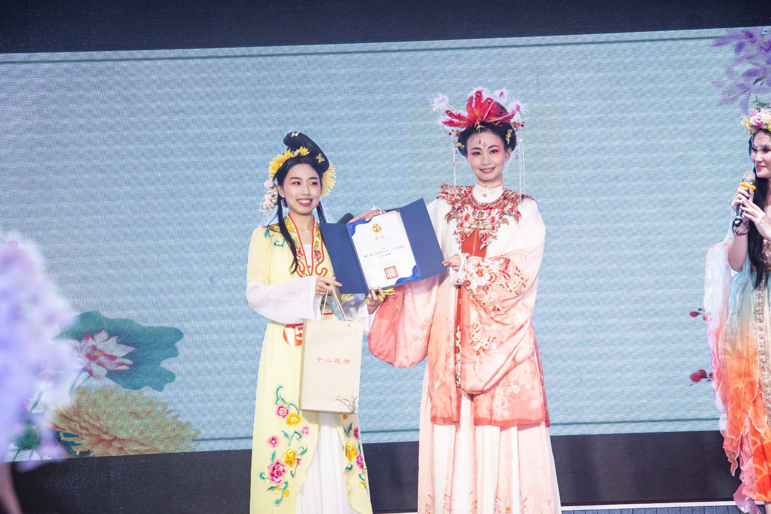 (天后親頒「流光妝造獎」予來自阿根廷的姿茵，姿色天成、綠草如茵，妝容間光華流轉，恰如仙子臨凡，令人驚艷不已。圖由未來新媒體提供)