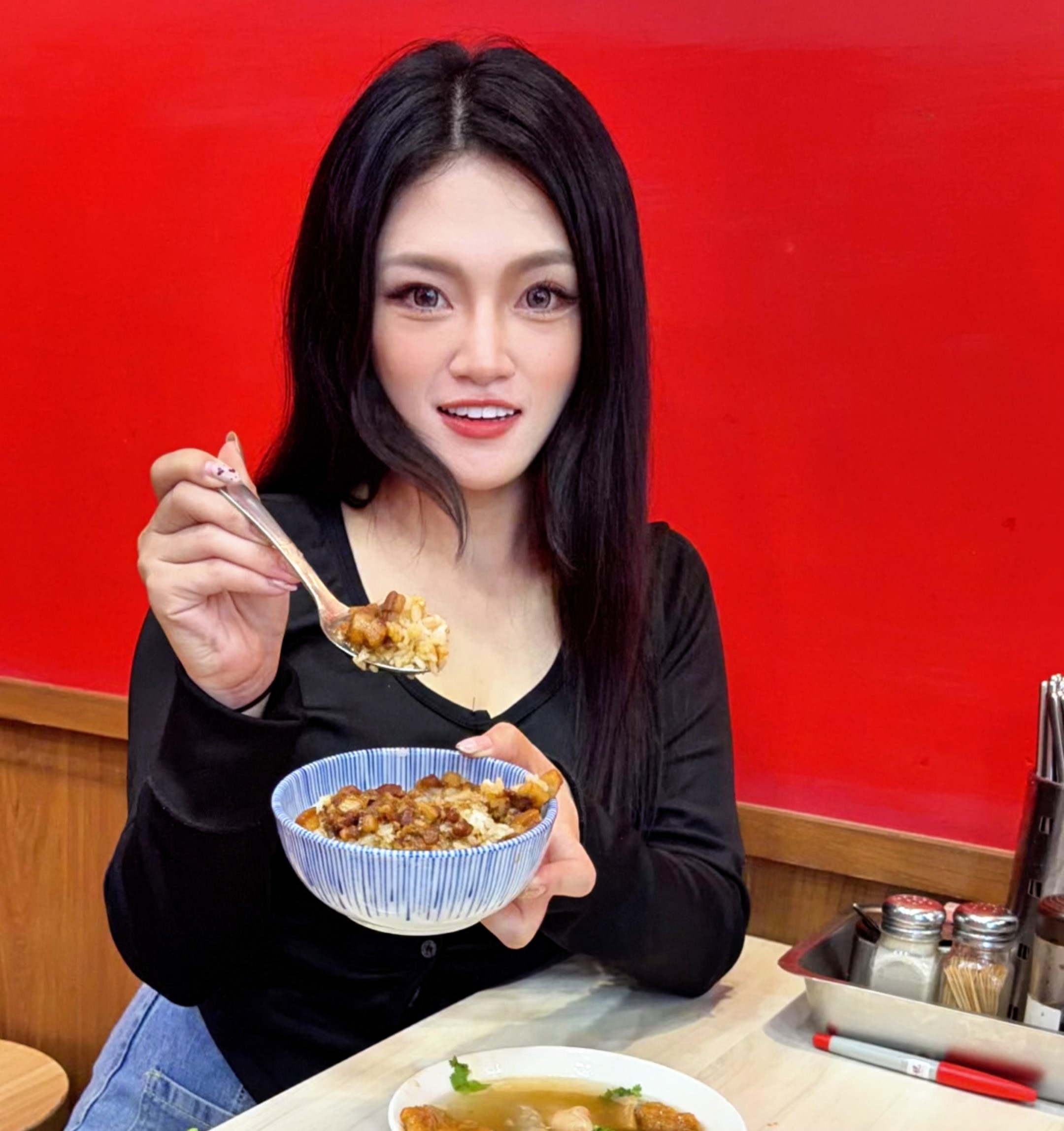 人氣美食部落客「羊羊」化身美食獵人!帶領大家深入充滿歷史底蘊的「艋舺夜市」。圖/臺北市市場處