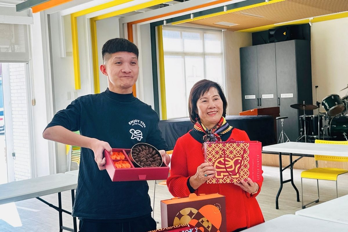 林盟凱老闆與台中市腦性麻痺關懷協會幹部合影(圖源_小烏龜烘培)