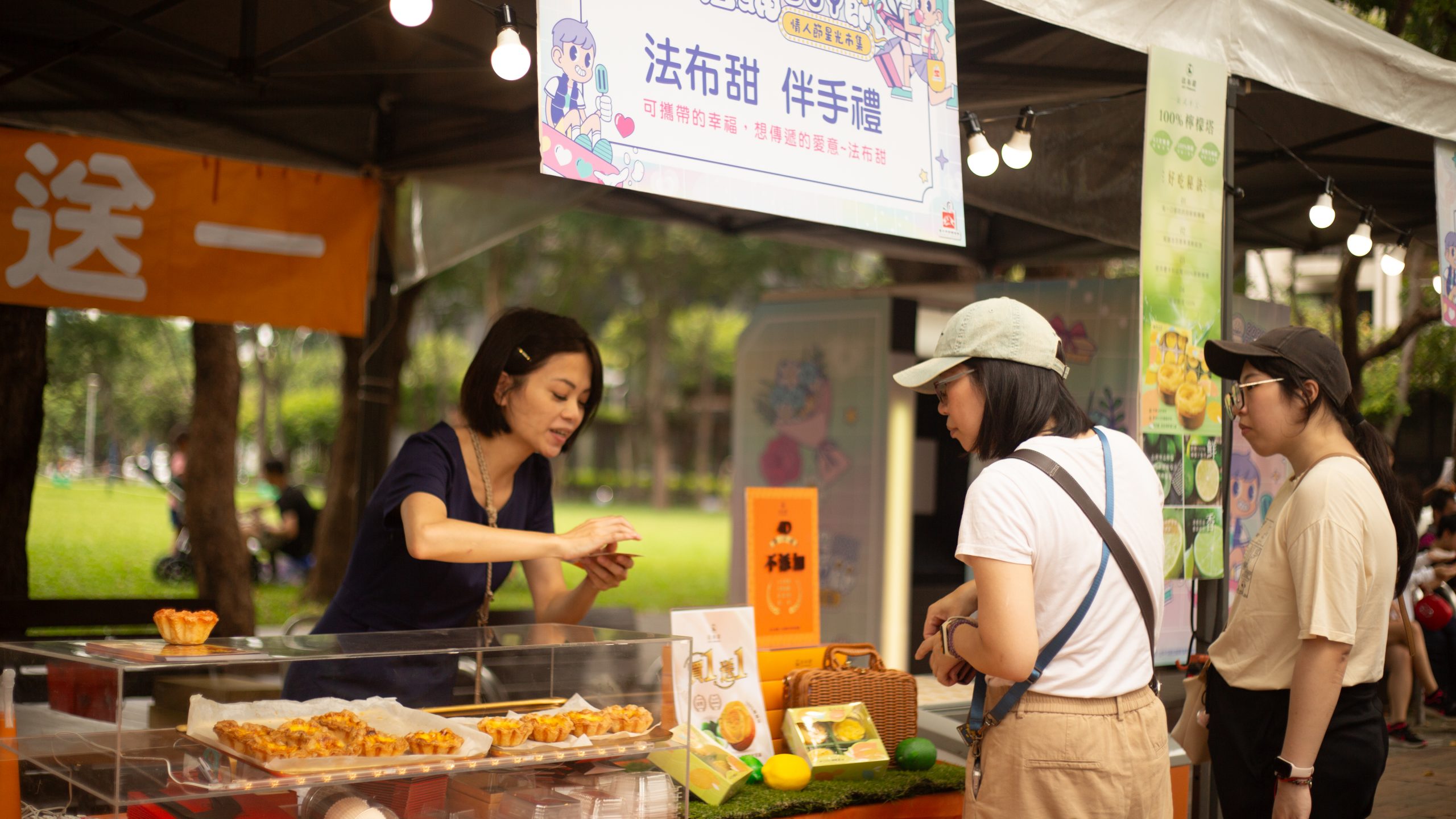 民眾到市集店家購買商品4(圖片來源/記者陳文宗攝 )