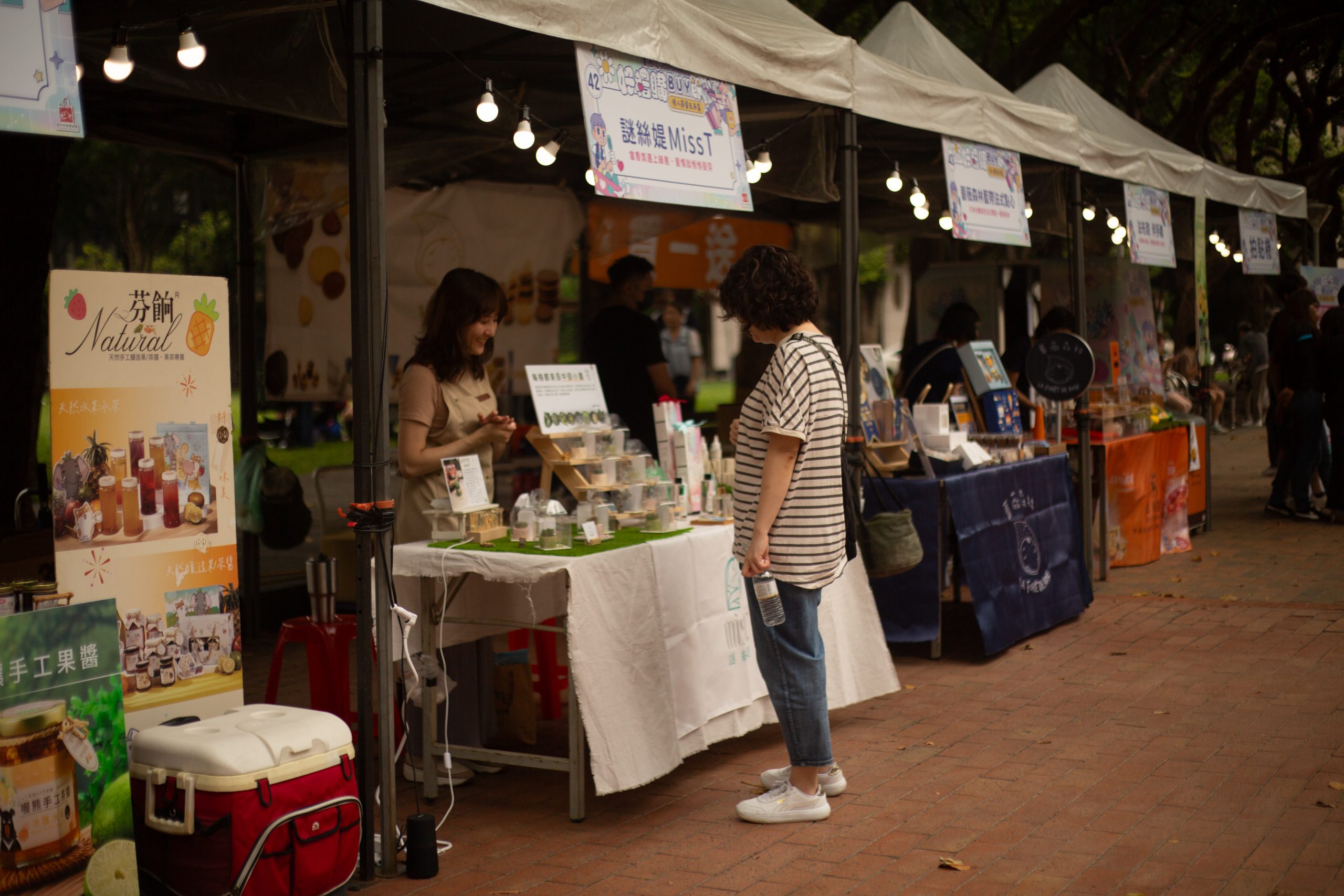 民眾到市集店家購買商品(圖片來源/記者陳文宗攝 )
