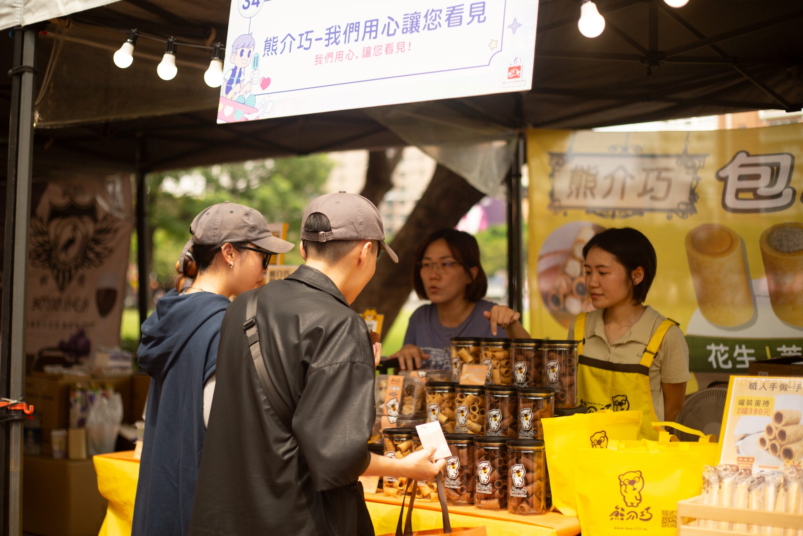 民眾到市集店家購買商品(圖片來源/記者陳文宗攝 )