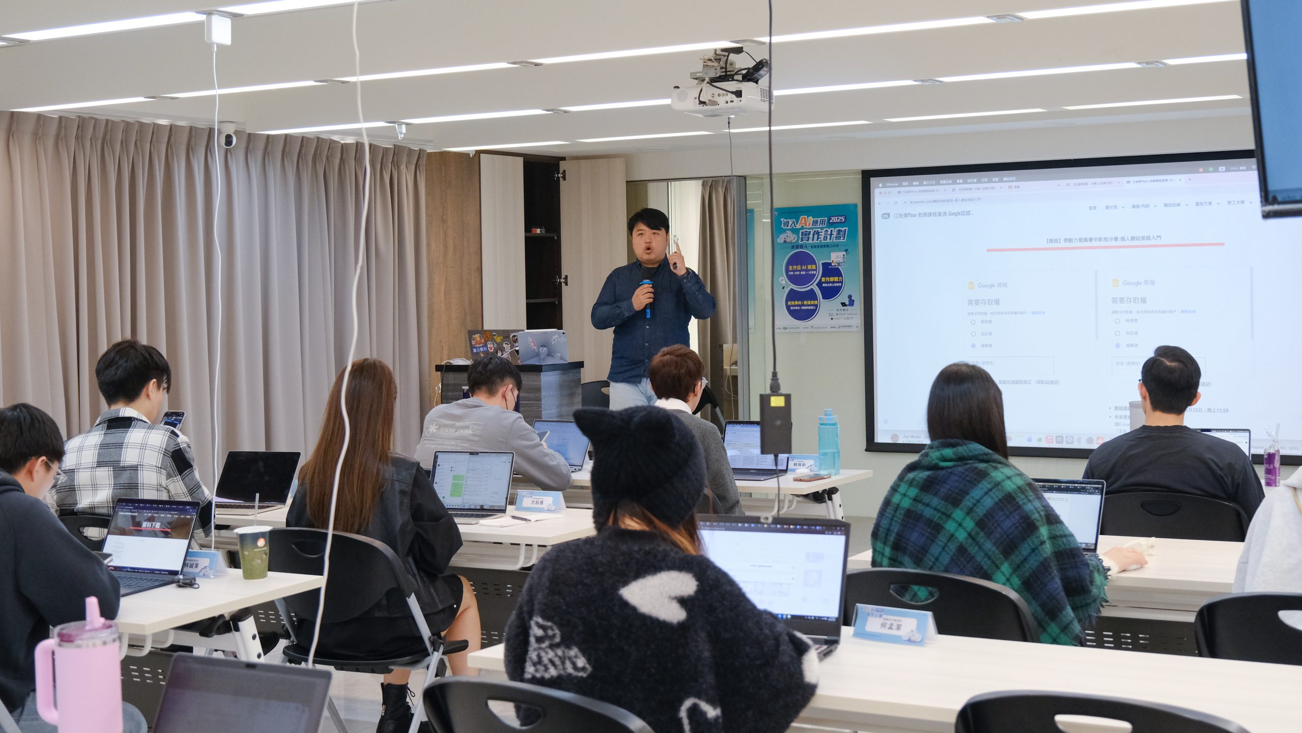 江柏青老師指導學員利用AI生成LINE圖文選單。圖：霖果創意提供