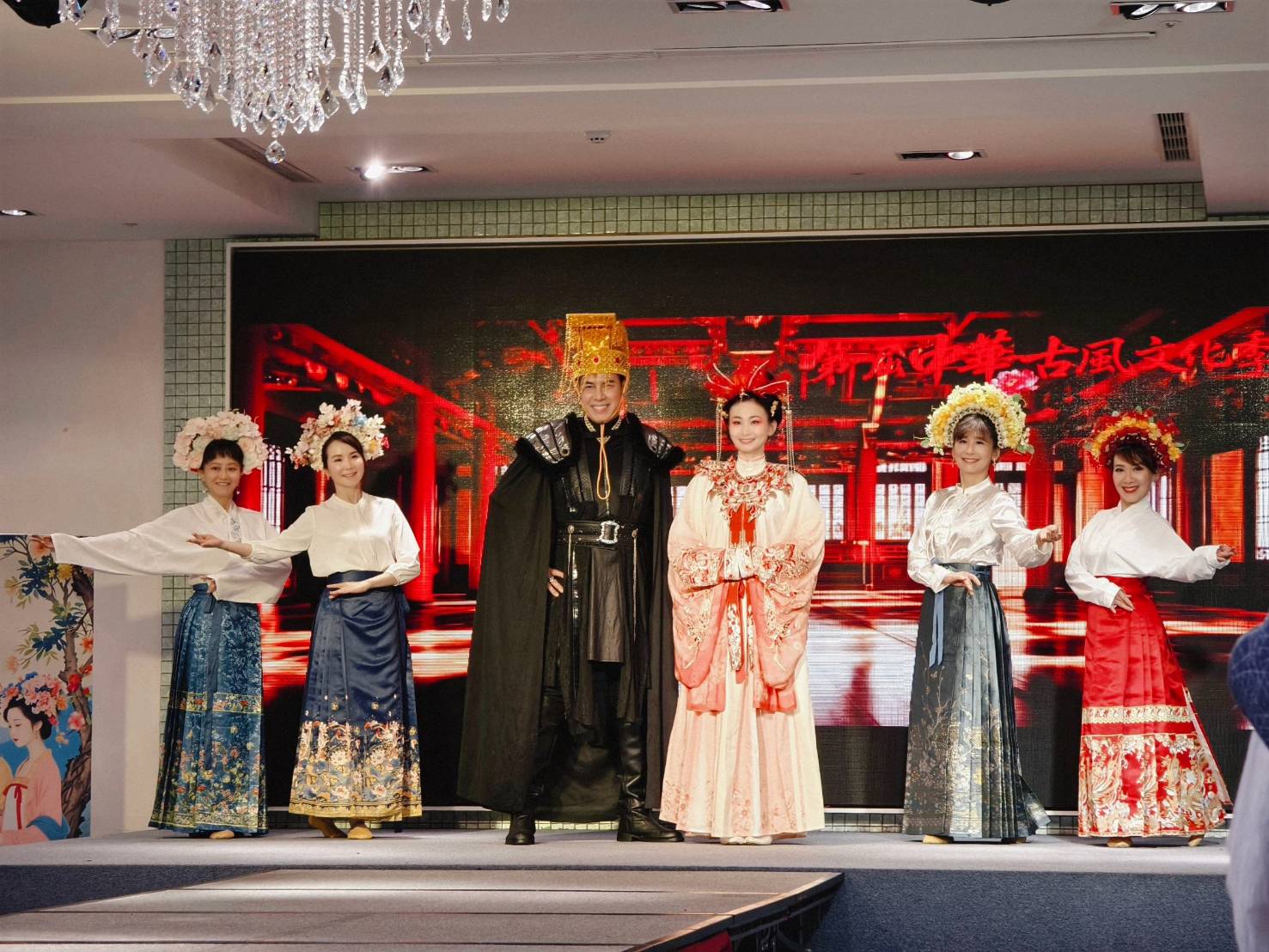 活動由柒色未來執行長林芳郁與創意總監元帥，分別扮演「天后」與「天帝」華麗登場，象徵百花綻放、女性能量甦醒。圖由未來新媒體提供)