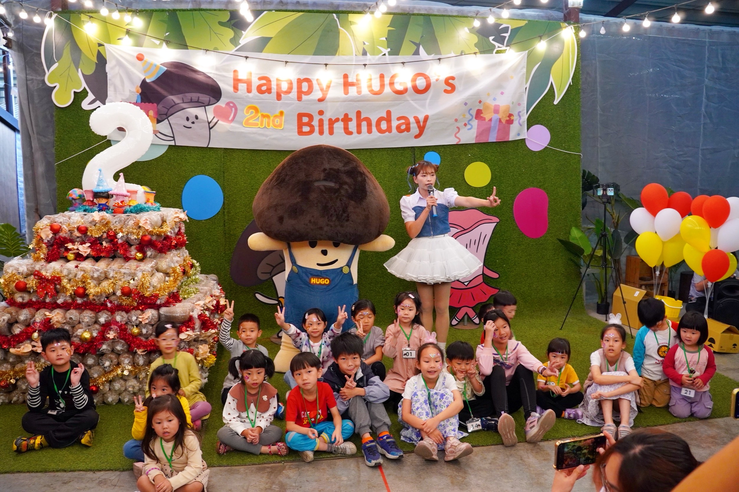 生日會大合照，畫下溫馨句點（圖／豐年靈芝菇類生態農場）