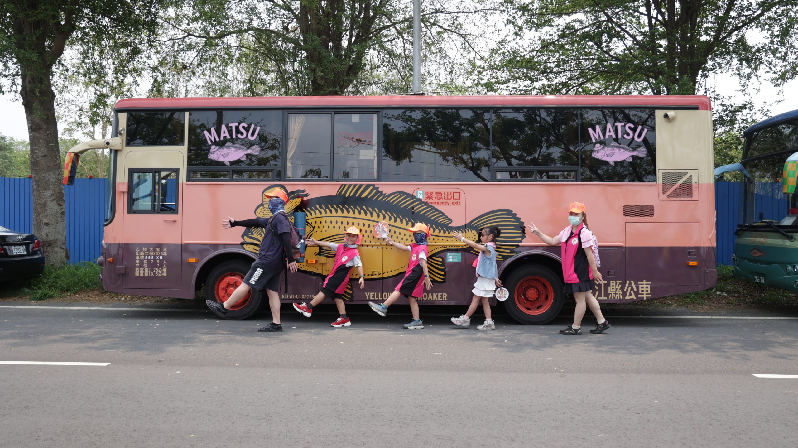 白沙屯媽祖信眾搶拍黃魚公車。(圖連江縣政府提供