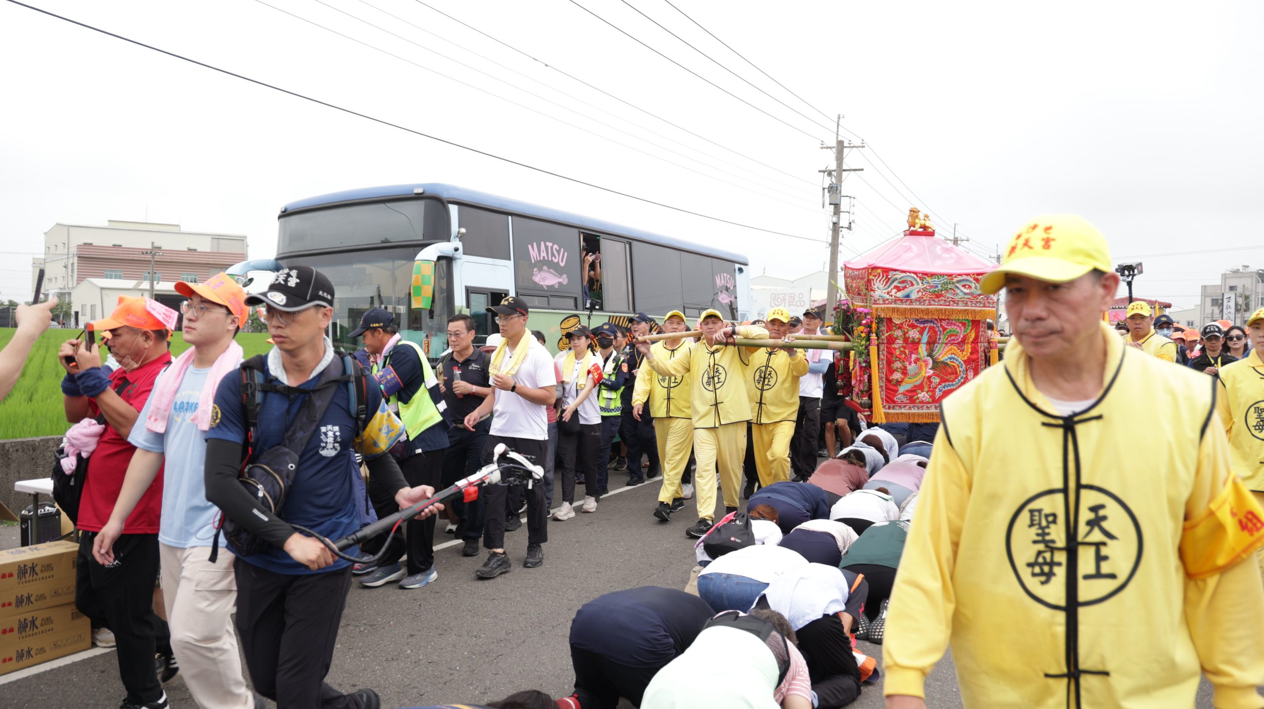 白沙屯媽祖信眾搶拍黃魚公車。圖連江縣政府提供