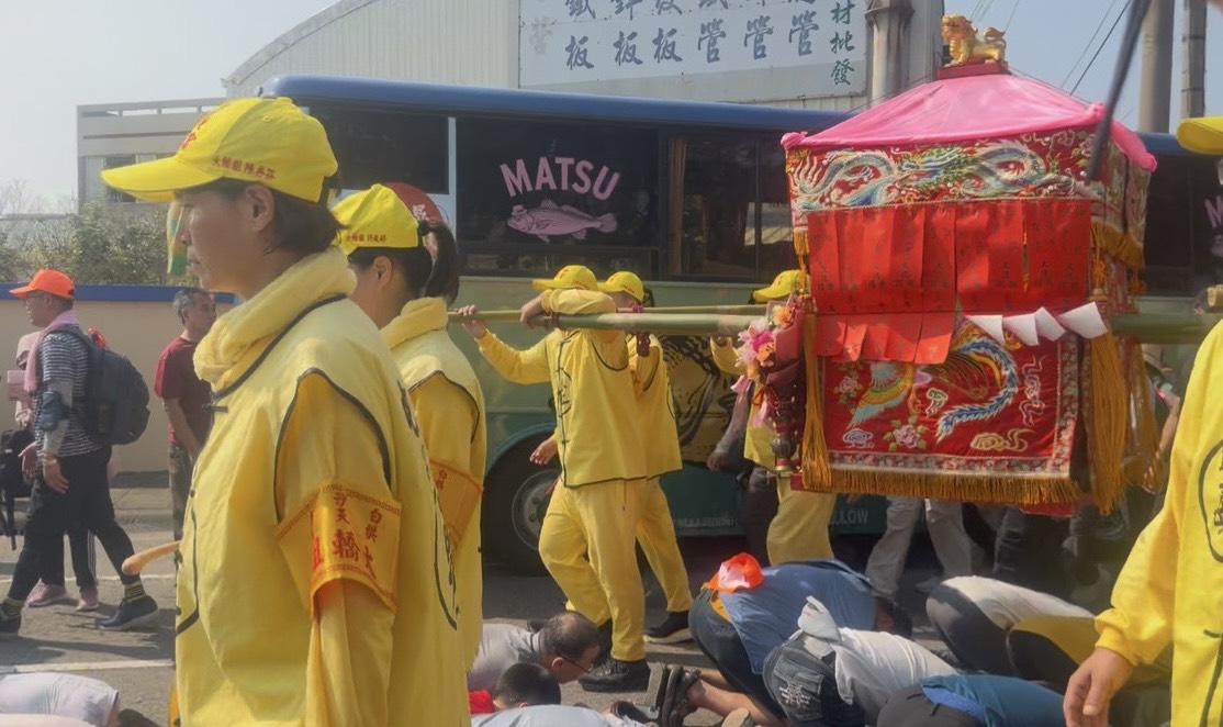白沙屯媽祖進香媽祖行經黃魚公車成亮點。圖連江縣政府提供