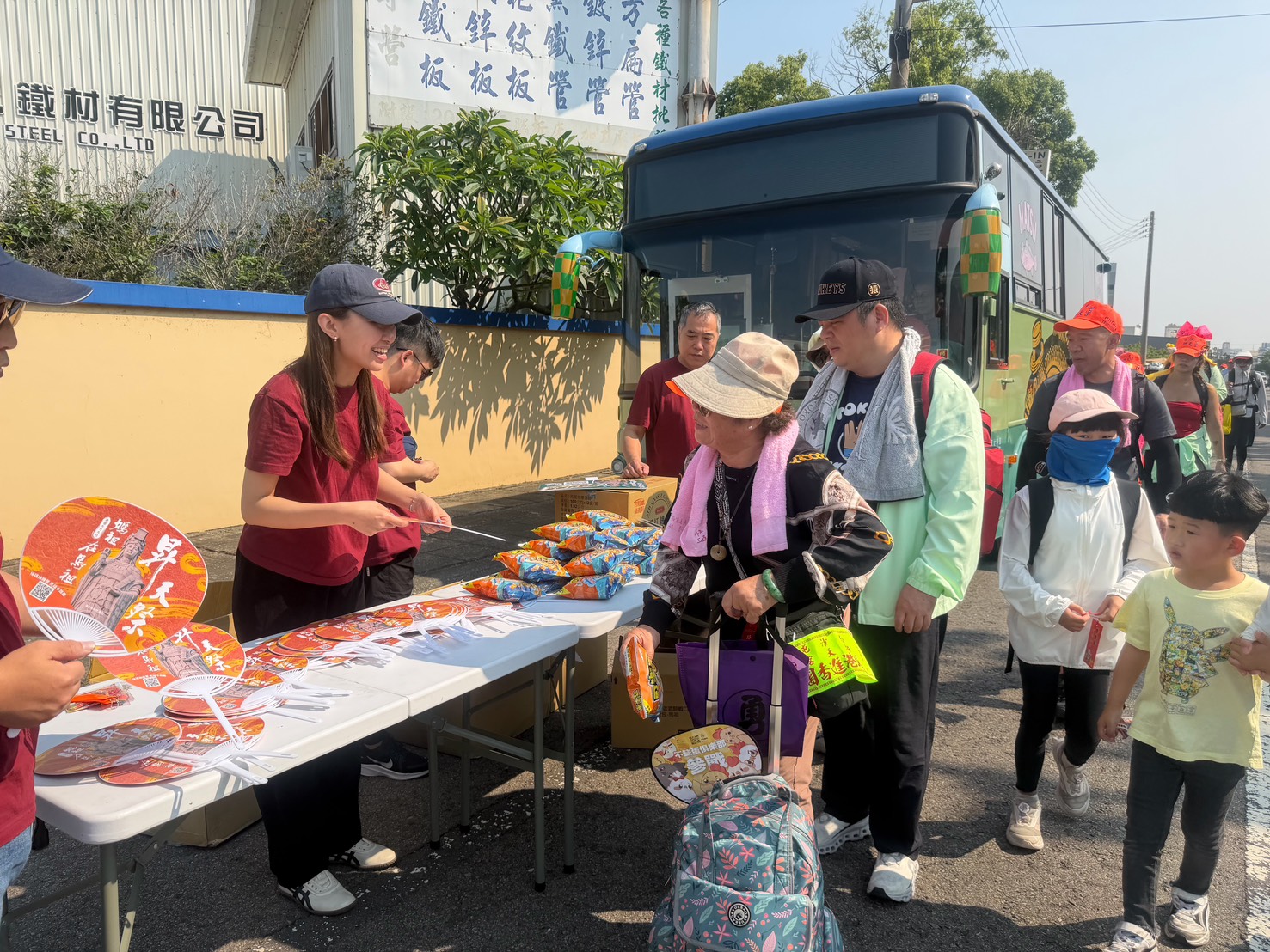 結緣扇與馬祖好物深受民眾歡迎。圖連江縣政府提供