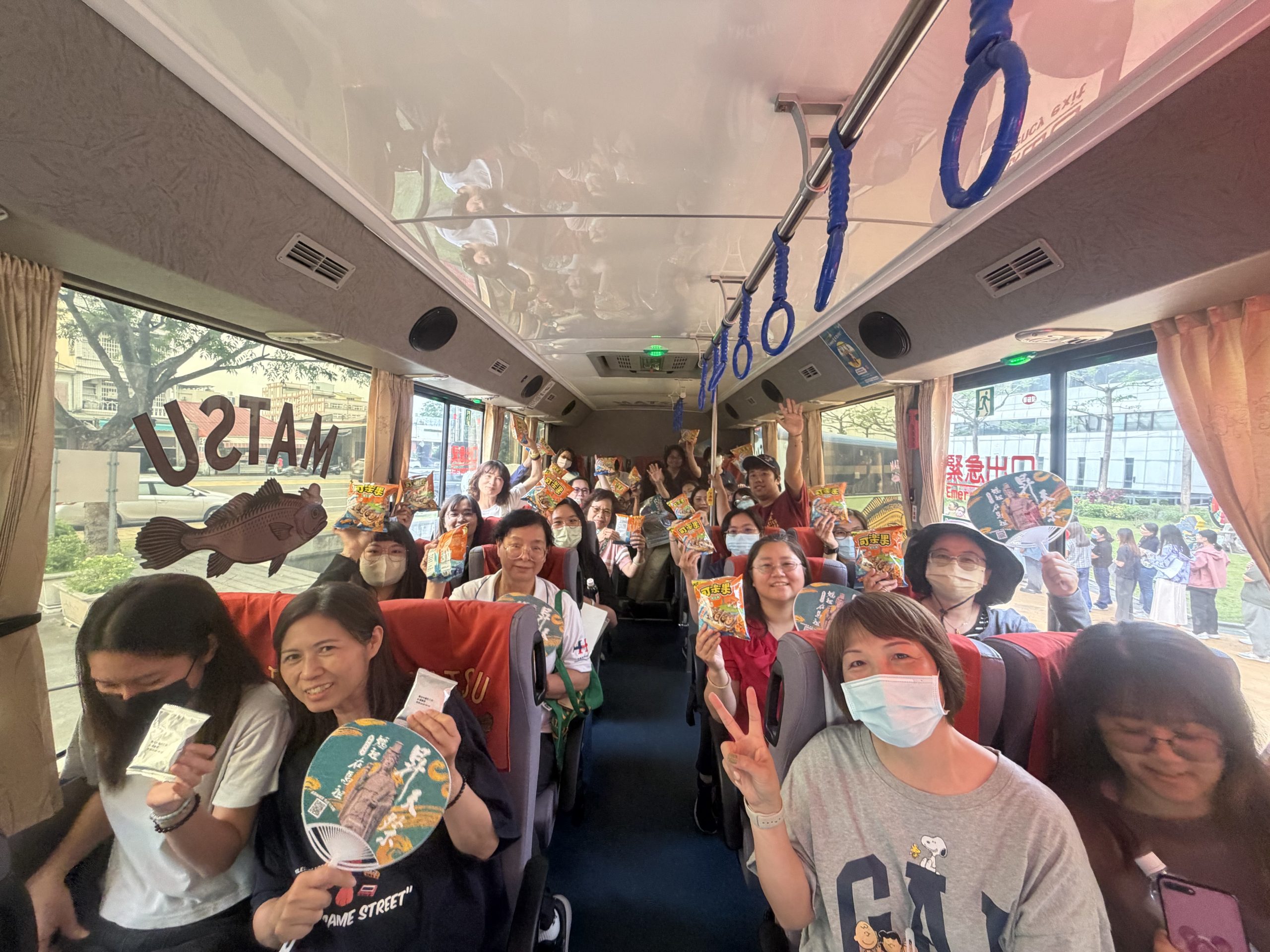 結緣扇與馬祖好物深受雲林縣府同仁歡迎。圖連江縣政府提供