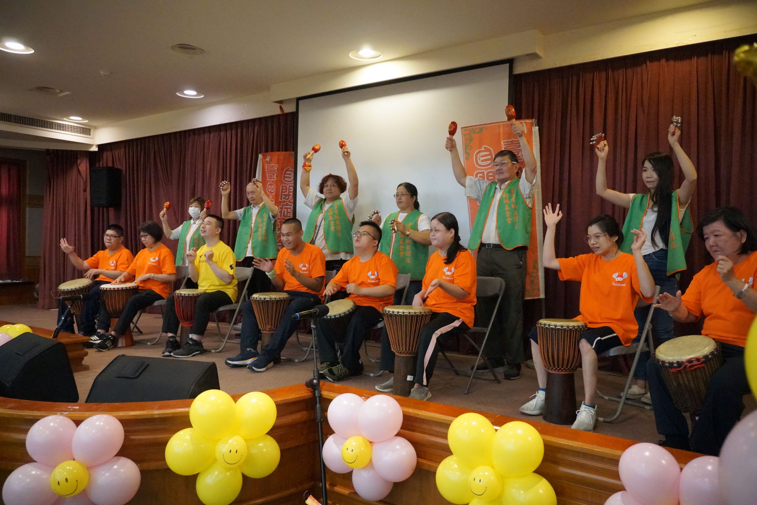 肯納青年及支持者共同表演非洲鼓打擊樂。(圖/臺中肯納自閉症基金會提供)
