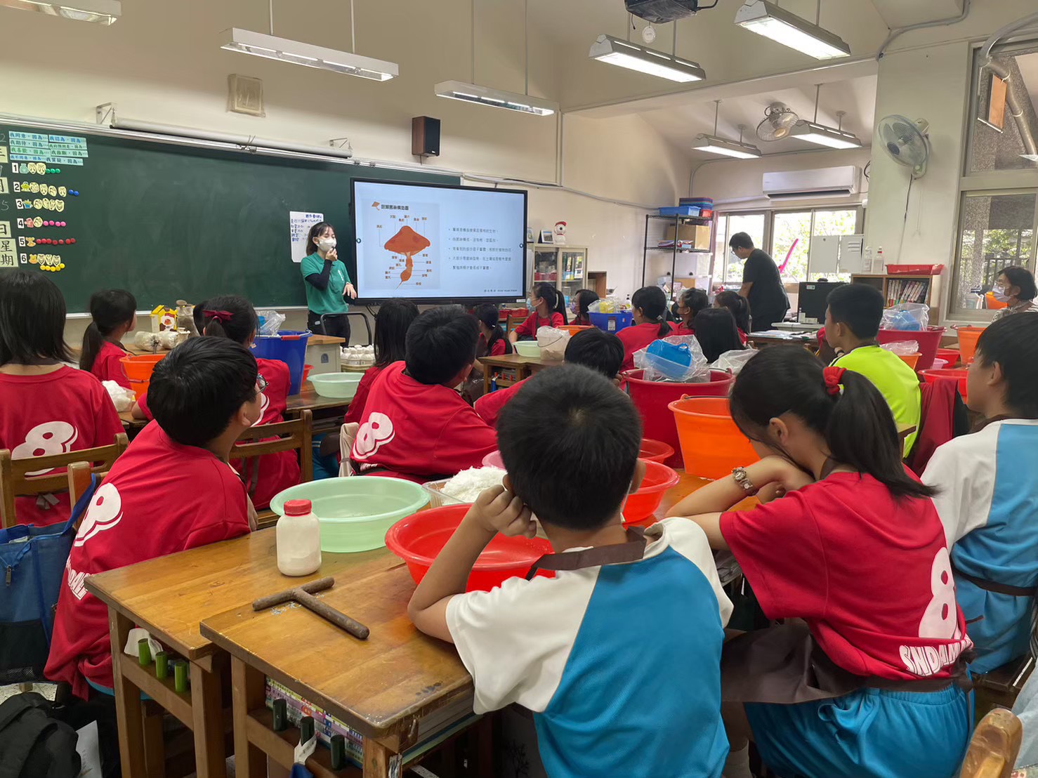 豐年農場將「一杯一菇」食農教育課程帶入校園，引導學生從咖啡渣再利用出發，認識菇類栽培與資源循環概念。 （圖/豐年靈芝菇類生態農場）
