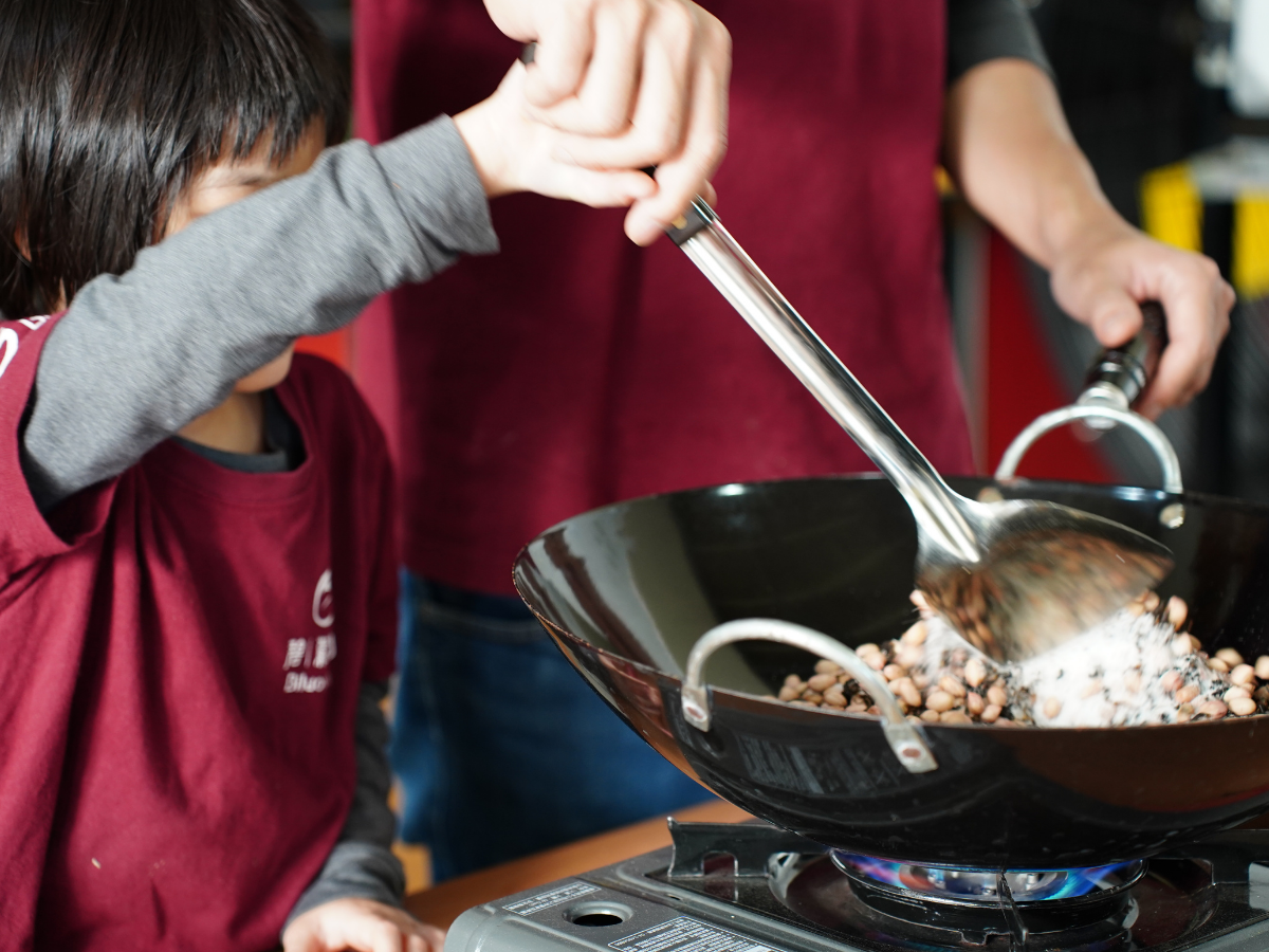遊客體驗紅烏龍炒花生。（圖／碧蘿園茗茶坊）