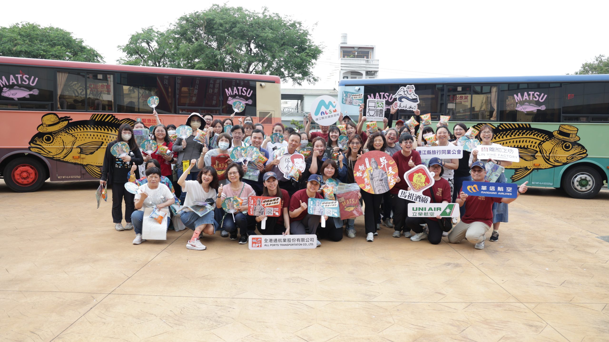 雲林縣府同仁搶拍黃魚公車。圖連江縣政府提供